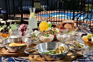 וילה בת גליל - הבריכה והחצר