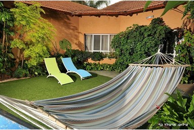 וילה בת גליל - הבריכה והחצר