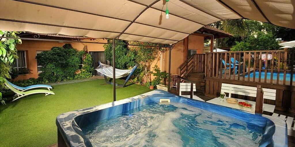 וילה בת גליל חצר ובריכה (2).jpg