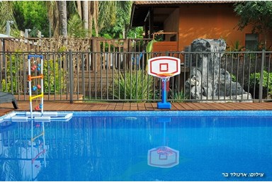 וילה בת גליל - הבריכה והחצר