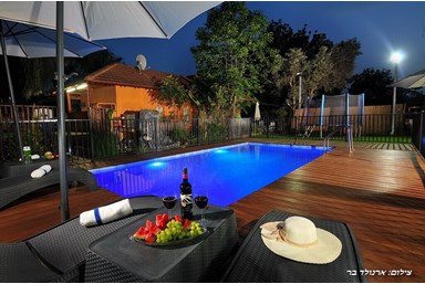 וילה בת גליל - הבריכה והחצר