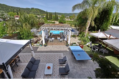 וילה מקסים - החצר