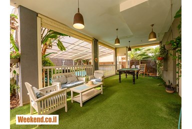 וילה בצל הגפן - החצר והבריכה