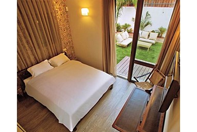 וילה Ella sun resort - החצר והבריכה