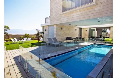 וילה Ella sun resort - החצר והבריכה