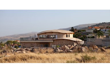 וילה גליליי נוף לכנרת - החצר והבריכה