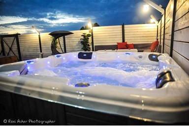 וילה גיתית - החצר והבריכה המחוממת