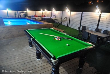 וילה גיתית - החצר והבריכה המחוממת