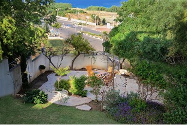 וילה על הים - החצר והים