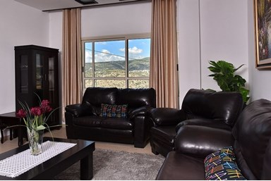 וילה תולין - הטרקלין והמטבח 