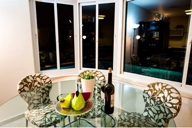 וילה טופז  - החצר והבריכה