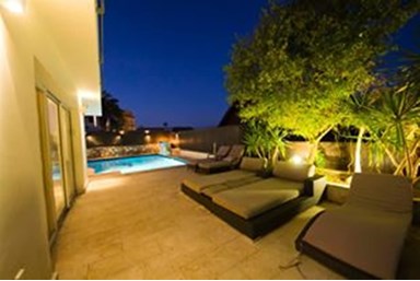 וילה טופז  - החצר והבריכה