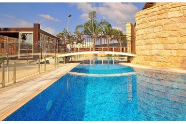 וילה אחוזת אלישבע - החצר והבריכה