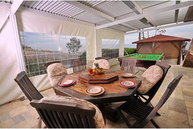 וילה אגדה בכנרת - הבריכה המחוממת והחצר