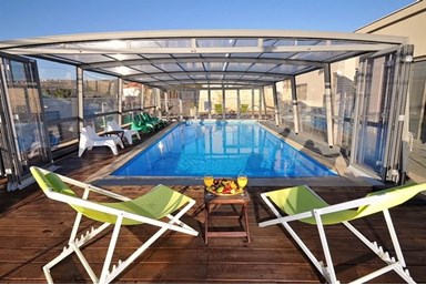 וילה מלכי האוס - החצר והבריכה