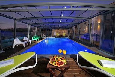 וילה מלכי האוס - החצר והבריכה