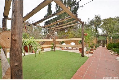 וילה פרדייז בכפר - החצר, הבריכה והספא