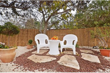 וילה פרדייז בכפר - החצר, הבריכה והספא