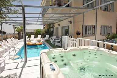 וילה אוורסט - החצר והבריכה