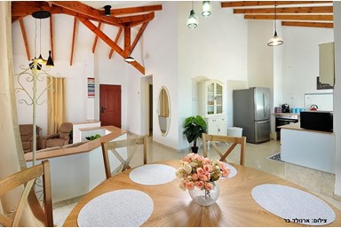 וילה נוף העמק - החצר והבריכה