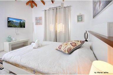 וילה נוף העמק - החצר והבריכה