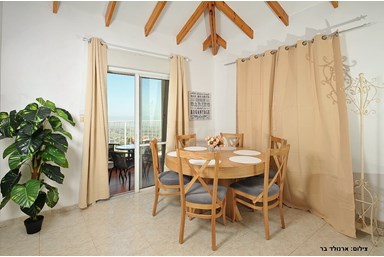 וילה נוף העמק - החצר והבריכה