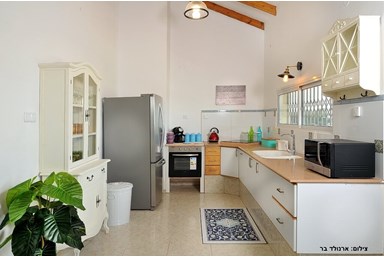 וילה נוף העמק - החצר והבריכה