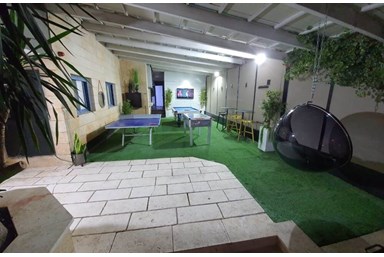 וילה טיקטוק - הבריכה והחצר