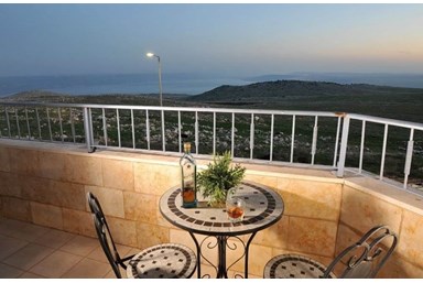 וילה טיקטוק - הבריכה והחצר