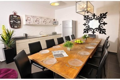 וילה טיקטוק - סלון ומטבח