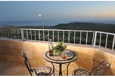 וילה אושר - החצר, בריכה ואטרקציות