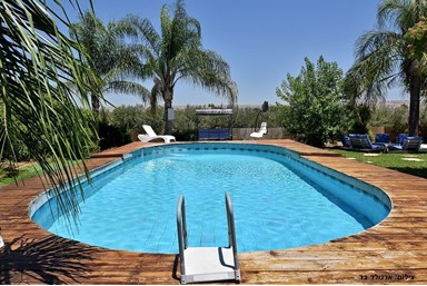 וילה קלמה במושבה - החצר והבריכה