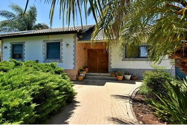 וילה קלמה במושבה - החצר והבריכה