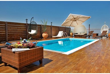 וילה לאב וילה - מתחם החוץ והבריכות