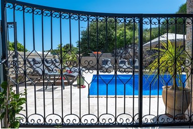 וילה לה קאסה - החצר והבריכה