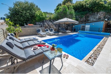 וילה לה קאסה - החצר והבריכה