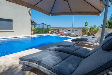 וילה לה קאסה - החצר והבריכה