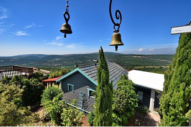 וילה על הקצה - החצר, הבריכה והנוף