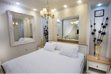 וילה פלורין אירוח בוטיק - החצר והבריכה