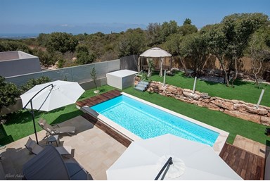 וילה פלורין אירוח בוטיק - החצר והבריכה