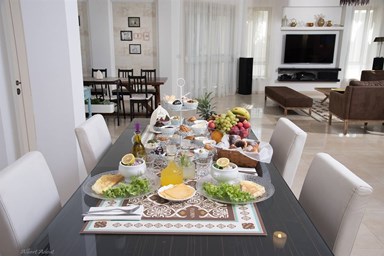 וילה פלורין אירוח בוטיק - החדרים בוילה