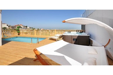 וילה פמילי - החצר והבריכה