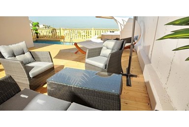 וילה פמילי - החצר והבריכה