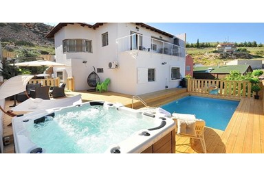 וילה פמילי - החצר והבריכה