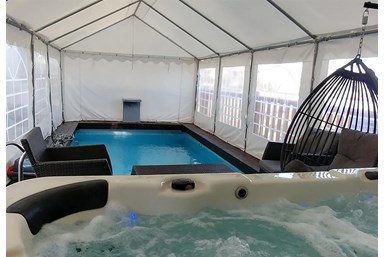 וילה פמילי - החצר והבריכה