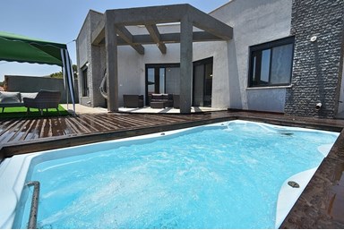 וילה בית אשכנזי - החצר והבריכה