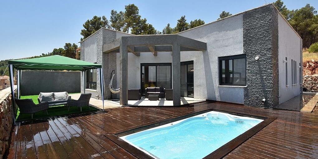 וילה בית אשכנזי החצר והבריכה (1).JPG