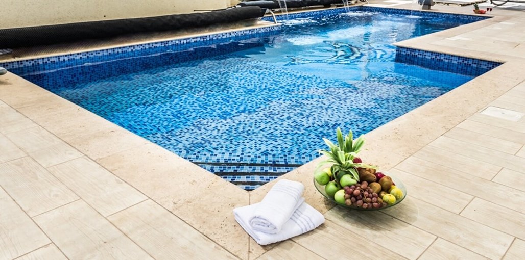 לה וילה בל חצר_ובריכה__(13).jpg