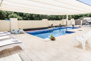 וילה לה וילה בל - הבריכה והחצר