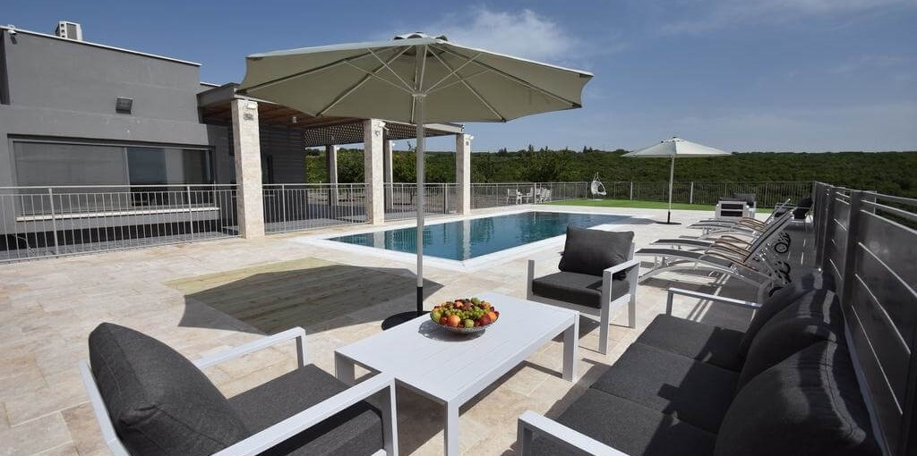 וילה שילובים בטבע החצר והבריכה (1).jpeg